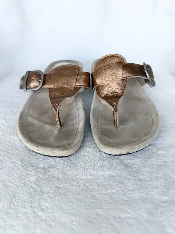 UGG Gypsy Patent Leather Flip Flop Sandal Gold Size 6 Womens - Image 4
