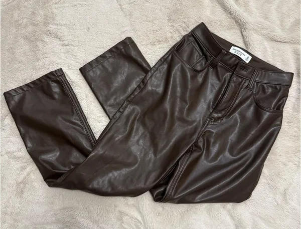 Abercrombie Curve Love Vegan Leather 90s Straight Pant - Image 2