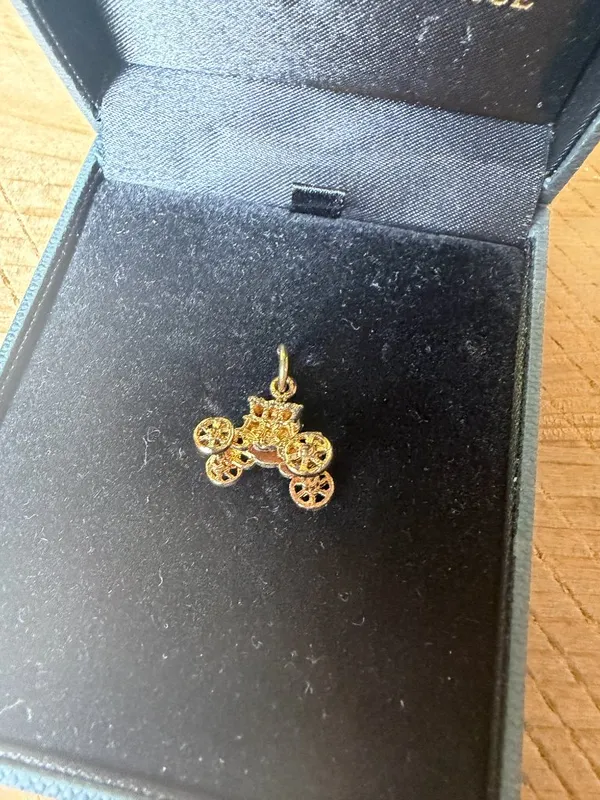 Royal State Coach Carriage Gold Tone Charm Brittish England Royals Collectible - Image 3