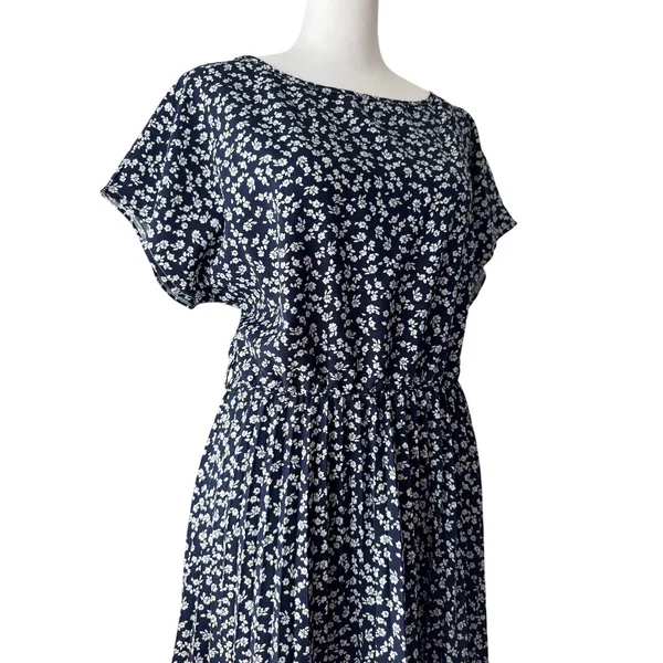 Navy & White Floral Pleated Scoop Neck Elastic Waist Short Sleeve Midi Dress - Image 5
