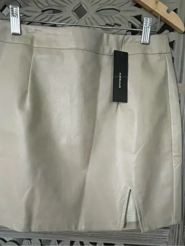 New. Lulu’s Faux Leather Mini Skirt in Cream - Image 3