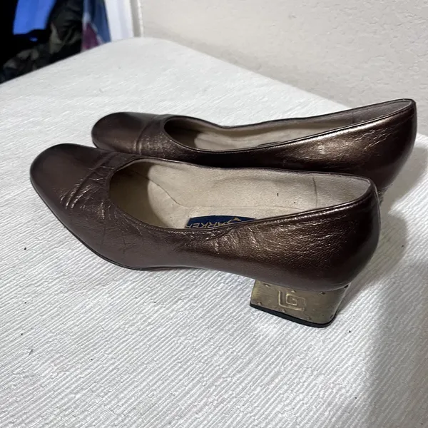 Joel Parker Italy Bronze Metallic Leather Block Heel Pumps Greek Key Detail sz 5 - Image 3