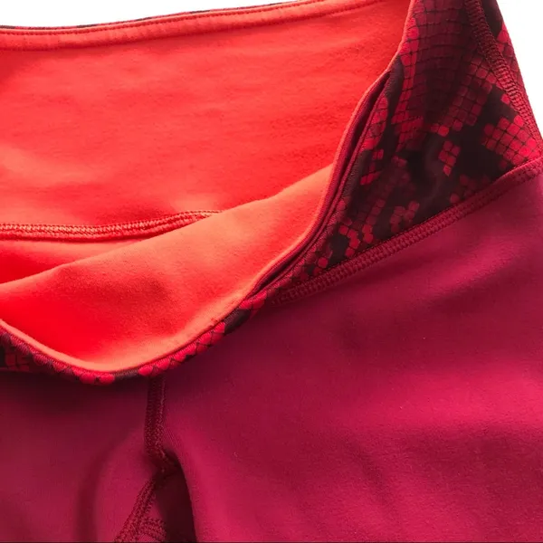 Lululemon Wunder Under Crop III *Reversible Cranberry / Alarming Sz 4 - Image 13