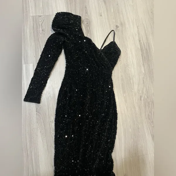 NWOT Glamorous One-Shoulder Black‎ Sequin Dress - Image 3