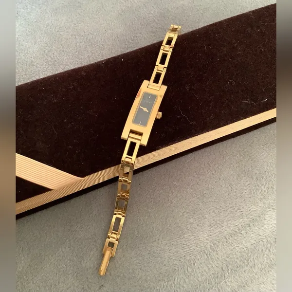 Ladies GUCCI dressy GOLD TONE Watch🔥🔥 - Image 6