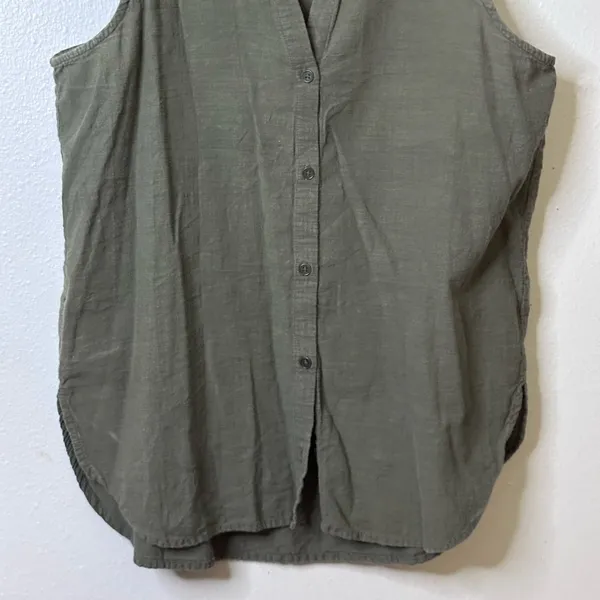 Universal Threads Women Button Down Minimalist Olive Green‎ sleeveless Blouse S - Image 3