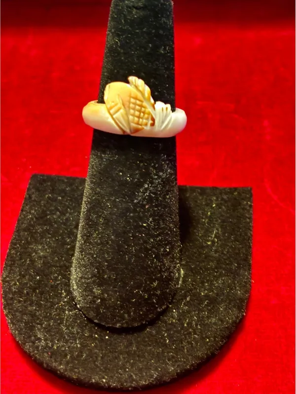 Vintage Hand-Carved Natural Shell Fish Ring Sz 5.5 - Image 2