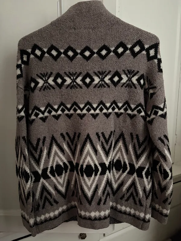Cozy Geometric Turtleneck Sweater & Pom Beanie - Grey/Black XS - Image 6