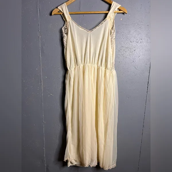 Vintage nightgown with lace detailing in size Small - Image 2