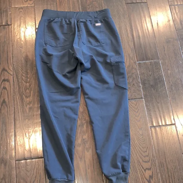 FIGS technical collection nurses/RN scrubs joggers size small - Image 7