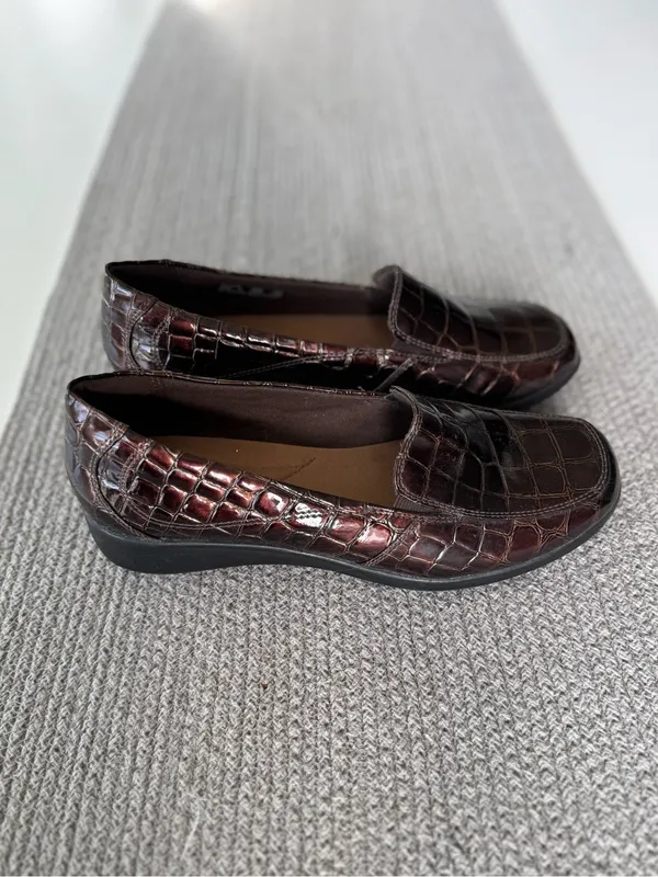 Clarks Collection Dark Brown Burgundy Crocodile Loafers Size 8.5 - Image 2
