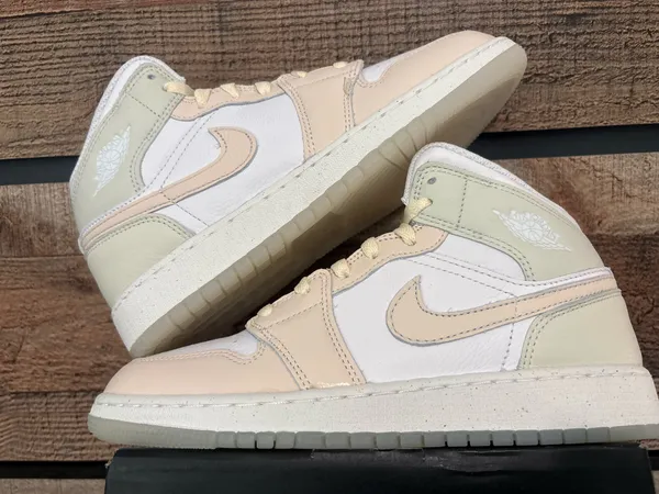Air Jordan 1 Mids - Image 2