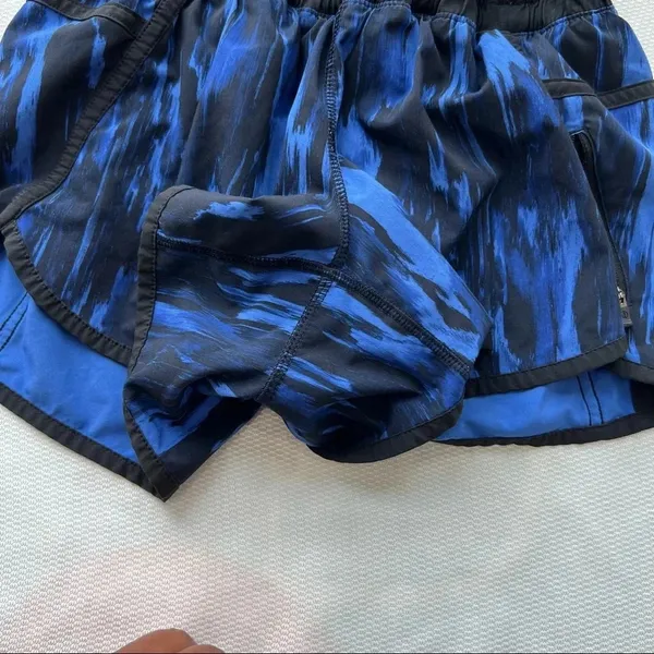 Lululemon Tracker nightsky 4” Shorts 6 blue black - Image 7