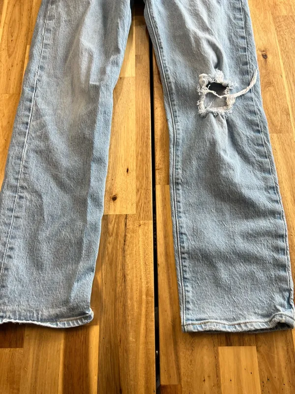 Levi’s Wedgie Straight Jeans 28x28 Light Wash Distressed High Rise - Image 3