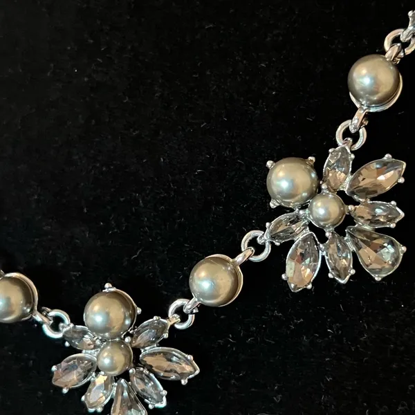 Elegant Silver and Pearl Necklace - Image 3
