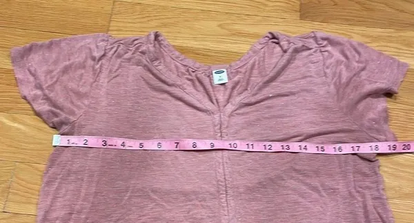 OLD navy mauve color size medium tshirt with sparkles good condition - Image 4