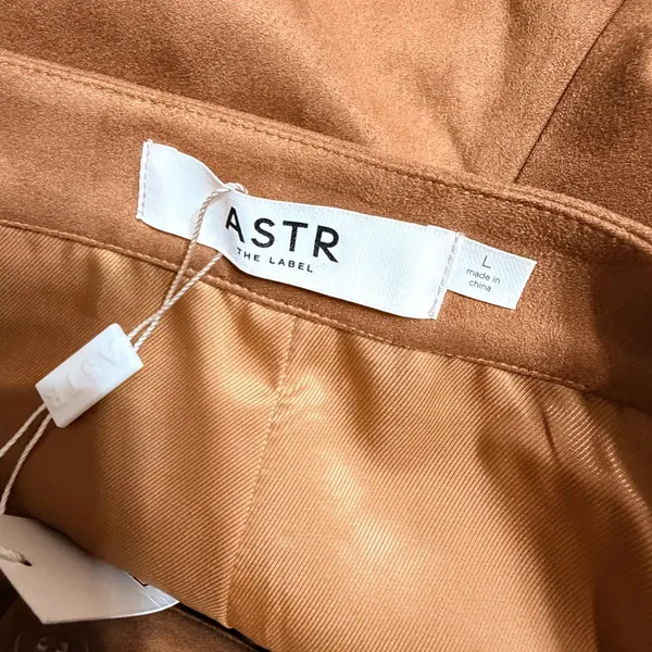 ASTR the Label Cognac Brown Faux Suede High Waisted Pleated Shorts Large NEW‎ - Image 4