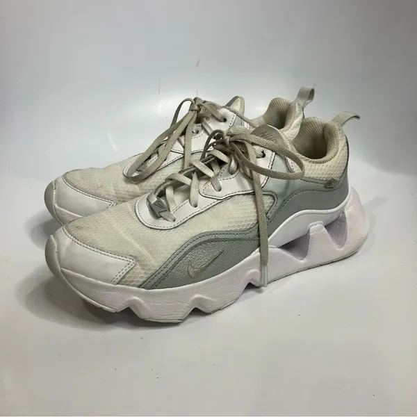 Nike‎ RYZ 365 white metallic sneakers size 9 - Image 2