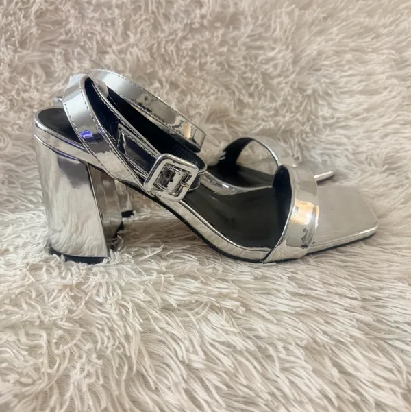 PrettyLittleThing SILVER METALLIC THICK STRAP BLOCK HEELED SANDALS NWT - SIZE 8 - Image 4