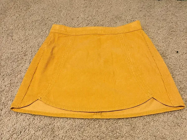 Yellow suede scallop mini skirt never worn - Image 2