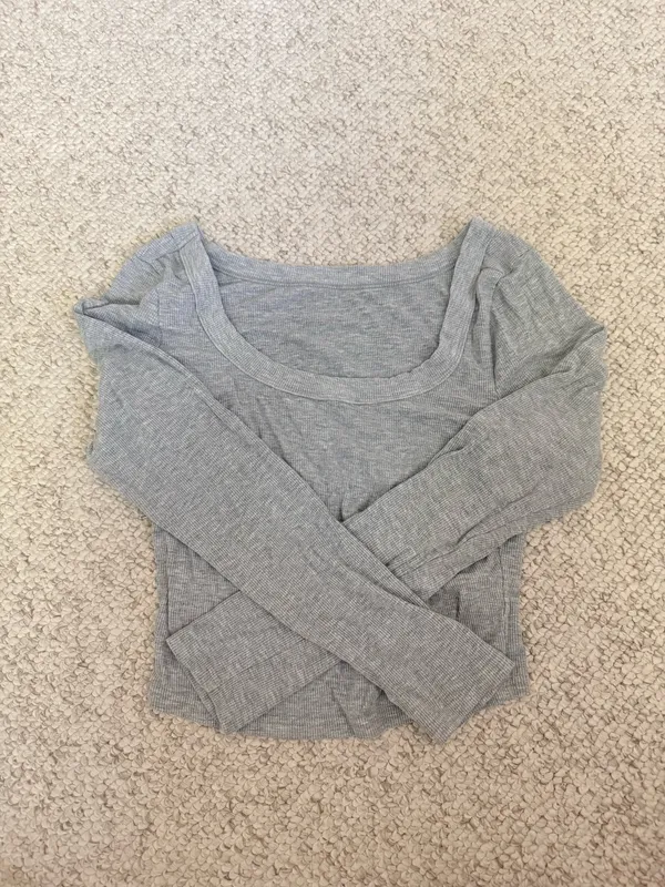 Gray long sleeve cropped lounge shirt - Image 2