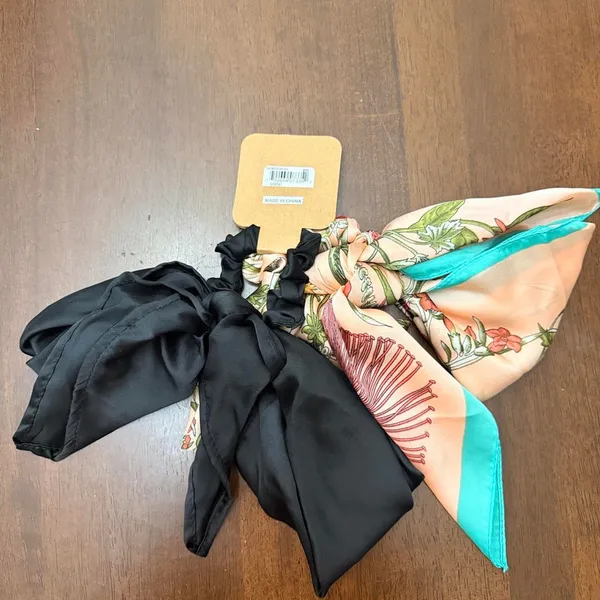 Berry brand bow scrunchies black - Image 3