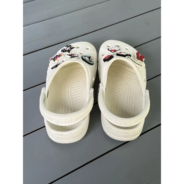 ⁠Crocs Classic Clogs White Women 6 Men 4 Sanrio Hello Kitty Charms⁠ Unisex - Image 3