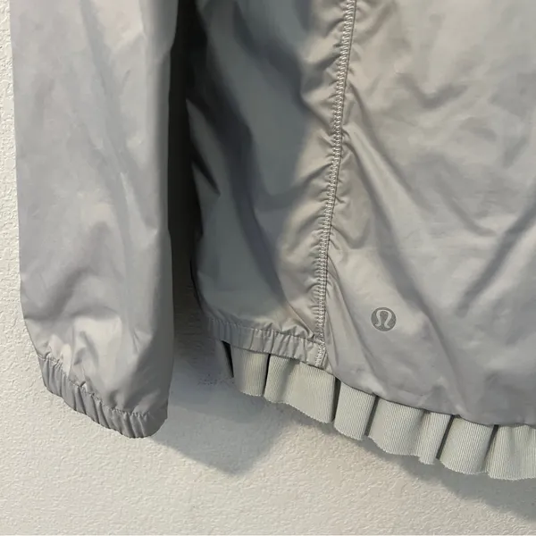 Lululemon Spring Fling Puffy Windbreaker Silver Spoon Ruffle Trim Hooded Size 6‎ - Image 7