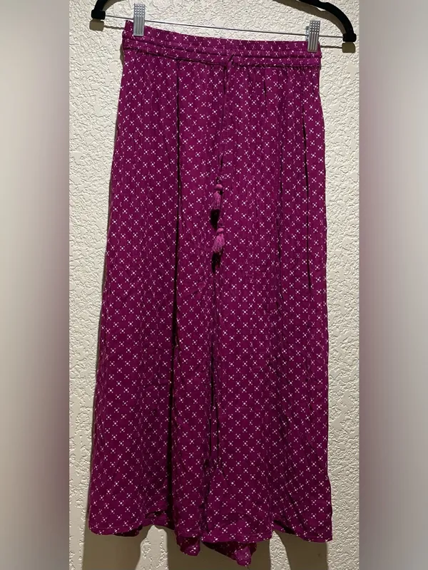Raga Wide-Leg Smocked Waist Crop Pants in Magenta & white design size XS - Image 3
