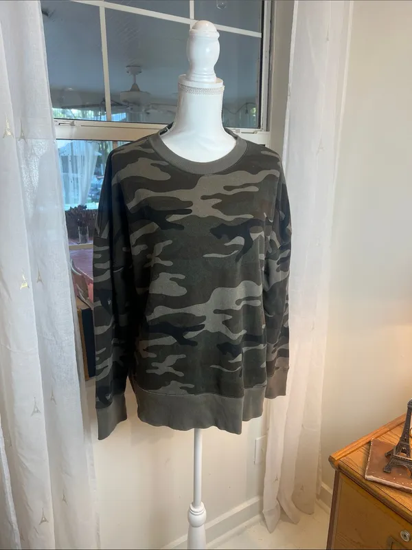 Time and Tru Large Olive Green Camo Crewneck Sweatshirt. - Image 2