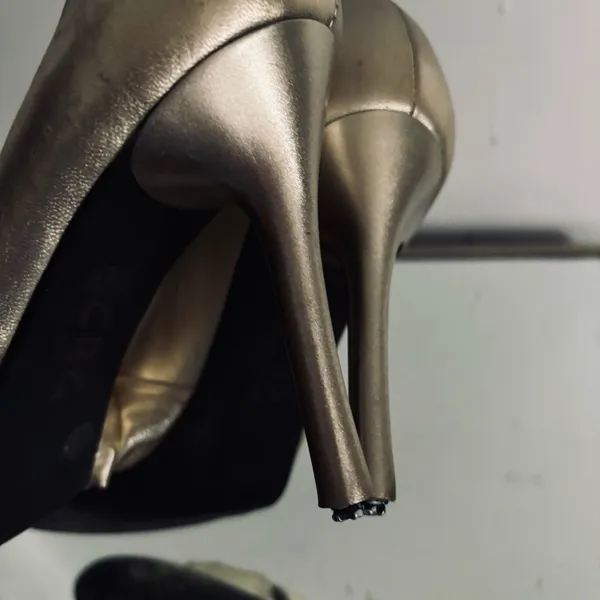 BCBG Gold Women's Metallic Heel Shoes Size 9 - Image 7