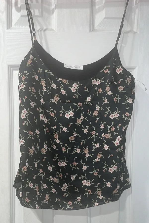 Honey Punch NWOT FLORAL SATIN CAMISOLE TOP Black floral printed sleeveless top - Image 2