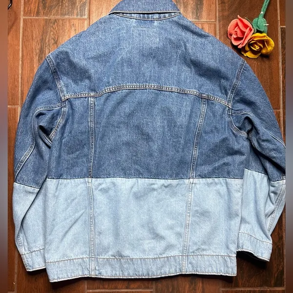 Levi’s Baggy Trucker Two-Tone Denim Jacket - Image 5
