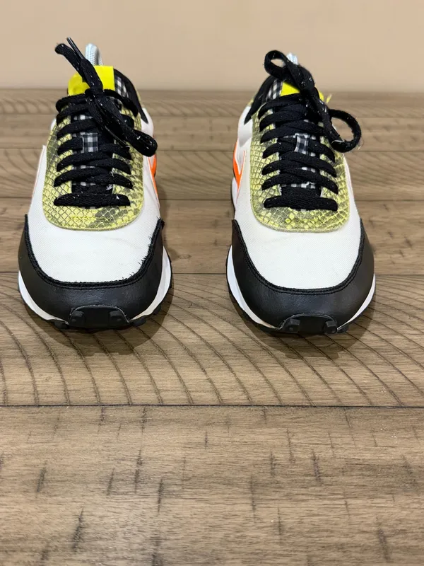 Woman Size 8 Nike Shoe - Image 2