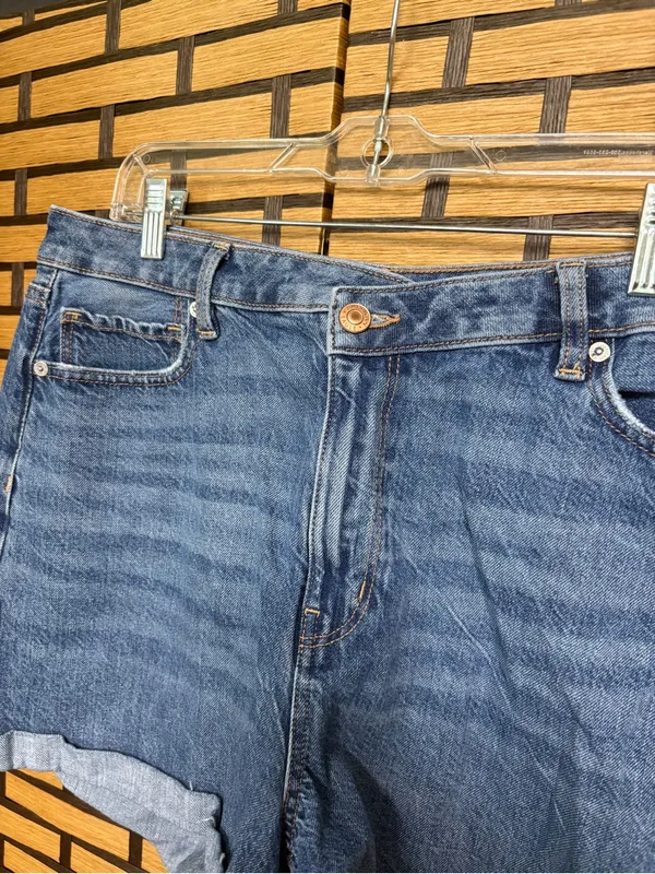 American Eagle Highest Rise Mom Jean Shorts Size 14 - Image 3
