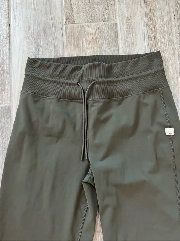 VUORI Drawstring Waist DAILY JOGGERS in Oregano Olive Green Large - Image 6