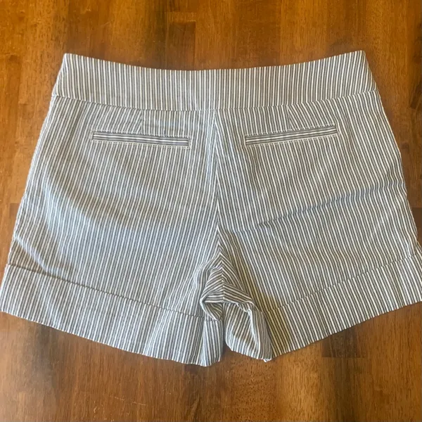 7th Avenue New York & Company Shorts 6 Navy Blue and white pinstripes Nautical - Image 7