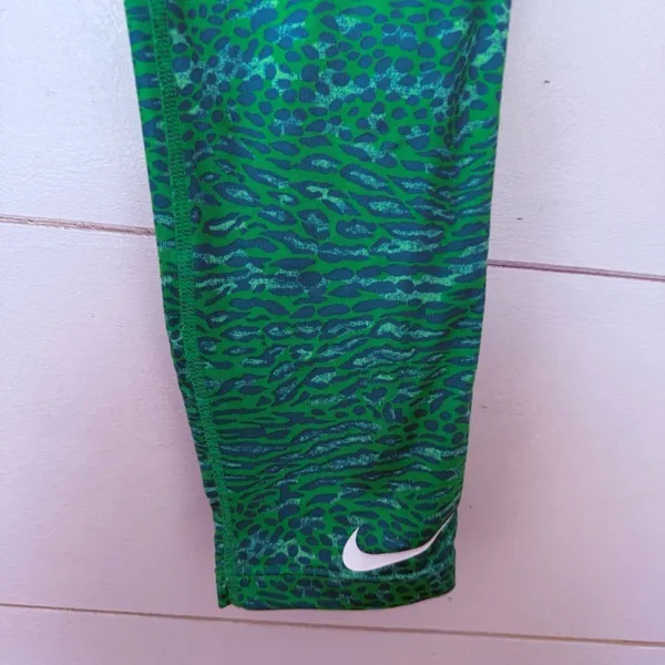 Nike Pro Women’s Medium Cropped Green Leggings Pants - Image 2