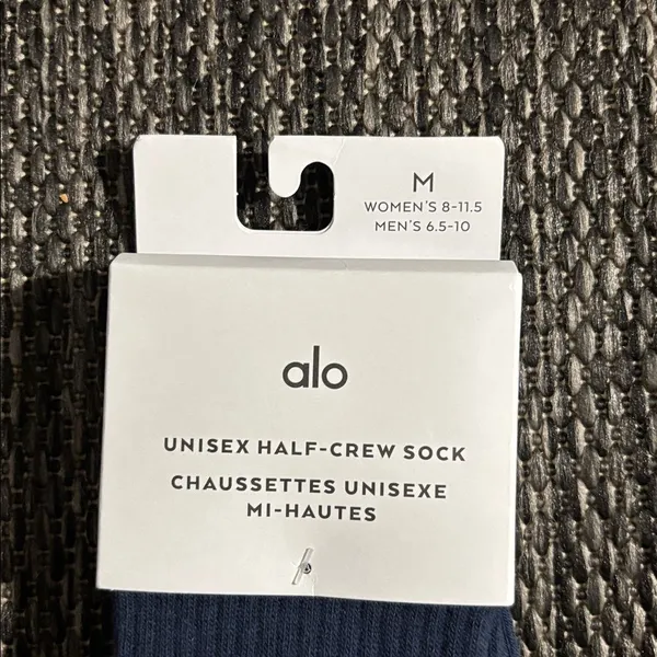Alo Yoga Unisex Half Crew Socks Navy Size Medium NEW - Image 3