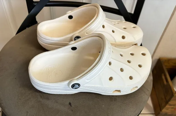 Crocs M6,W8 White Croc Clogs - Image 5