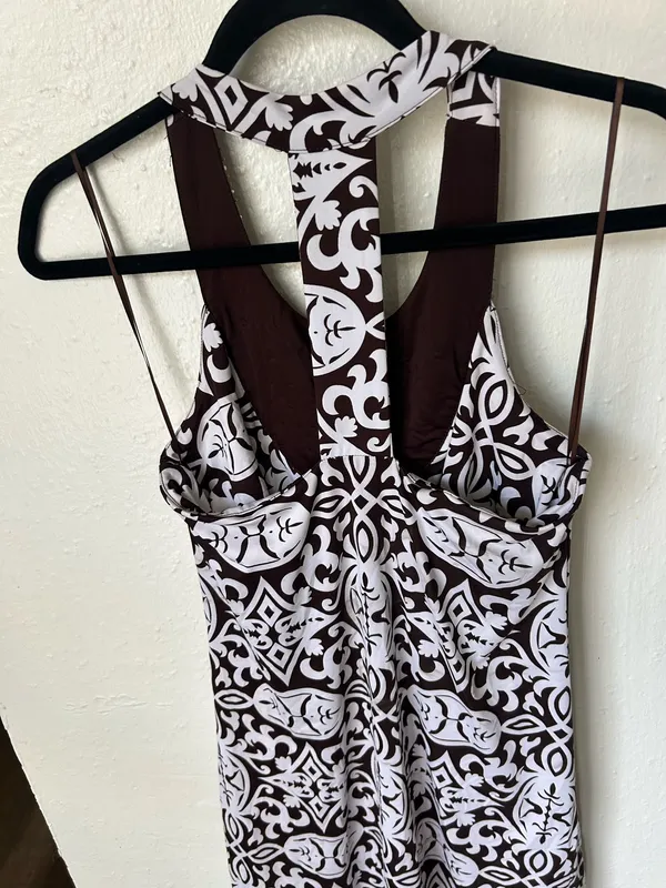 FashionY2K #Retro #chic style INC International Concepts Beaded Halter #Geometric #Damask Dress - Size M Design: Beautiful geometric/damask print in dark brown and white tones. Neckline: Spectacular halter neck, completely decorated by hand with fine rhinestones, white / gold beads and crystal applications that shine beautifully. Material: Soft and elastic fabric of excellent quality (92% Polyester, 8% Spandex) that fits the body very well without losing comfort. Garment condition: Used in excellent physical condition, without labels. Transparency note: It has a minimal detail on one side of the strap where a few pearls were unstitwned (see last detail photo), however, it is practically imperceptible when used and does not affect the general aesthetics or structure of the dress at all. The rest of the central rhinestones are intact. Ready for immediate shipment! Give this beautiful piece a second life. Combine - Image 4