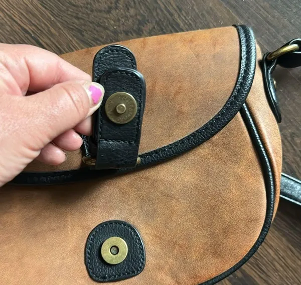 G.H. Bass & Co. Leather Crossbody Purse Tan - Image 5