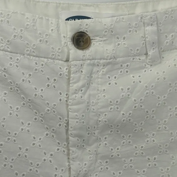 Old Navy Everyday Short Womens 8 White‎ Eyelet Floral Mid-Rise Cotton Shorts - Image 8