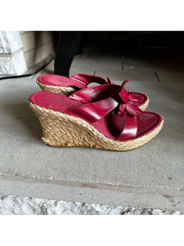 Me Too red flower wedge sandal size 7 - Image 5