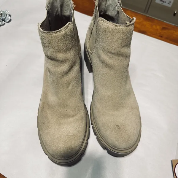 Steve Madden Howler Sand Suede Lug Sole Chelsea Ankle Boots Womens 9 M - Image 2