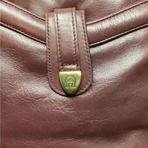 Vintage Etienne Aigner shoulder bag. Burgundy - Image 10