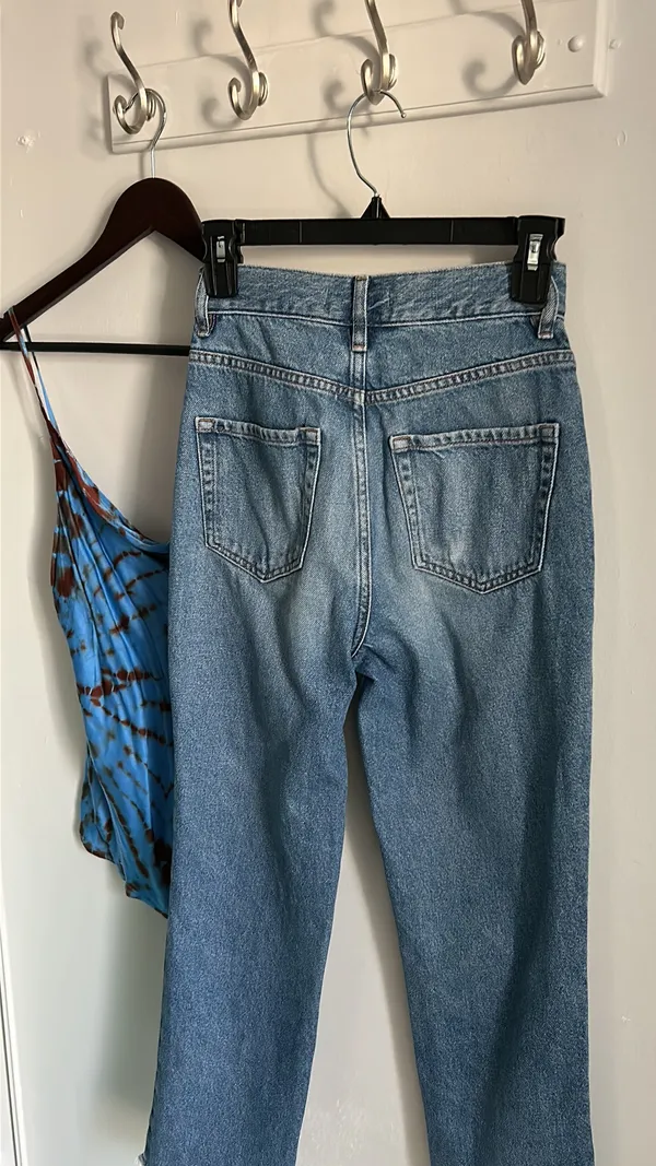 Women’s 90s Boyfriend Style Medium Wash Denim Raw Hem Jeans - Image 5