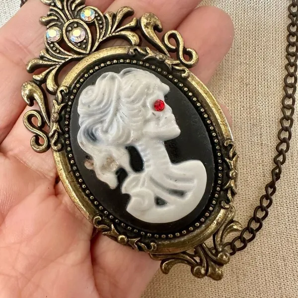 Girl Skeleton Cameo Pendant necklace - Image 4