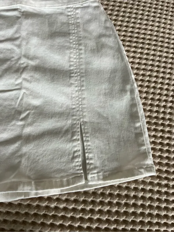 Amazon White High-Waist Mini Skirt with Front Slit - Image 3