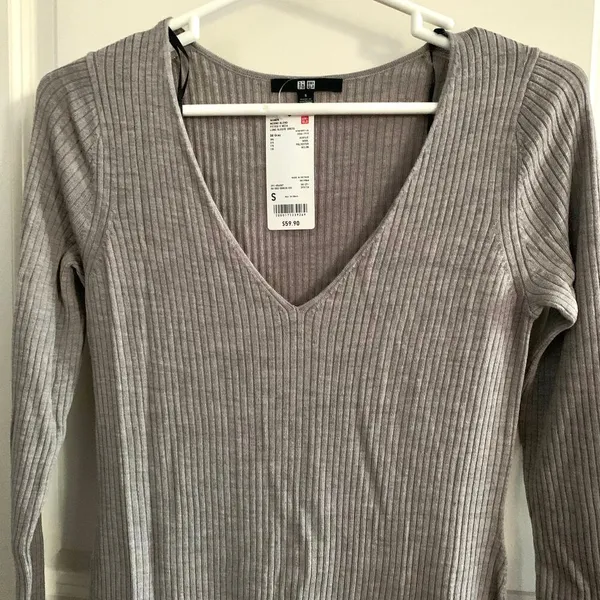 Uniqlo Merino Wool Blend Fitted V-Neck Long-Sleeve Dress in Gray - Image 5